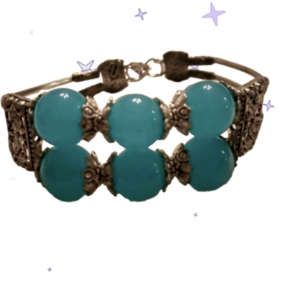 Pretty blue beaded fashion bracelet